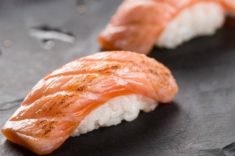 Niguiri de salmão maçaricado 2un