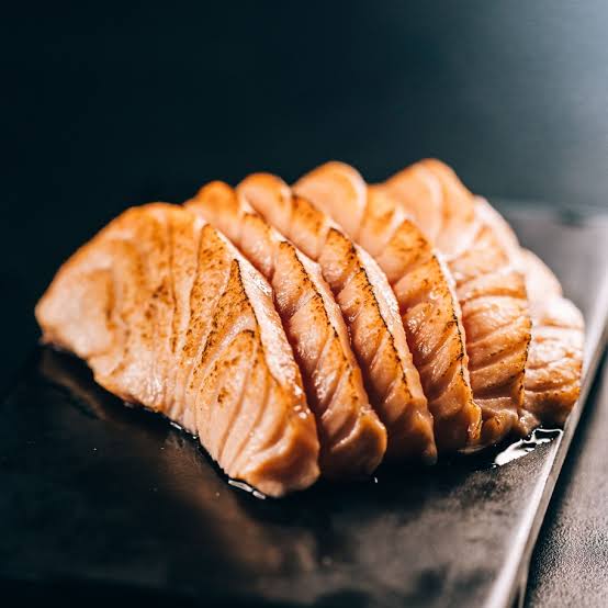 Sashimi de salmão maçaricado 4un