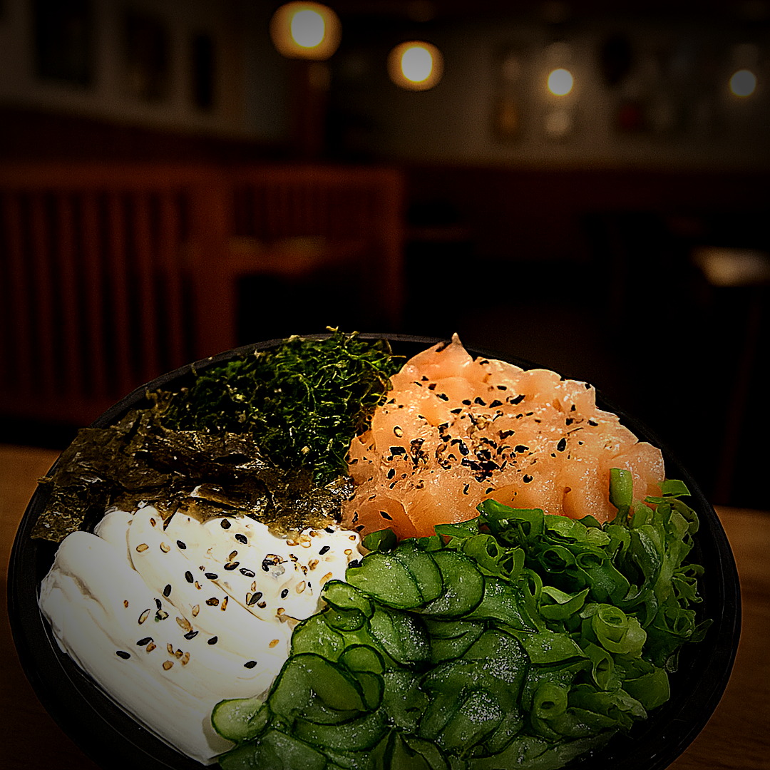 Poke de salmão com sunomono